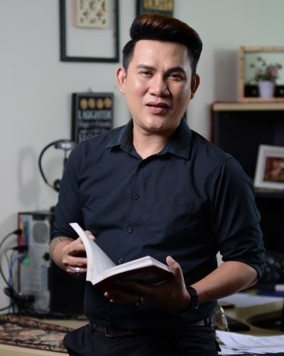 Dr Alexander anak Chelum